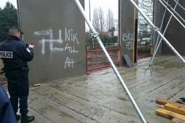 Des tags sur la future mosquée de Liévin. 