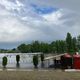 La guinguette "Le Ponton" sur les bords de Loire attend le beau temps et une baisse du niveau du fleuve pour enfin ouvrir.