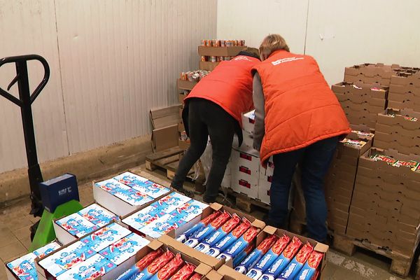 Les bénévoles de la Banque Alimentaire du Pas-de-Calais stockent des palettes de dons.