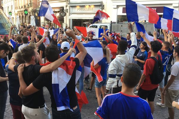 Scène de liesse dans les rues de Strasbourg.