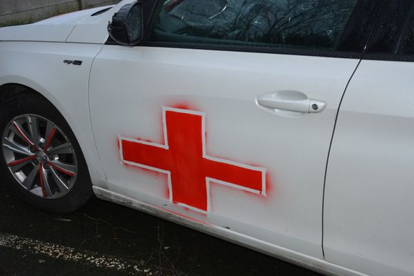 Une croix peinte sur la fausse ambulance contrôlée le 12 mars à Saint-Lô (Manche)