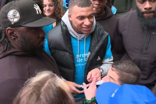 Le footballeur se prête à une séance de dédicaces