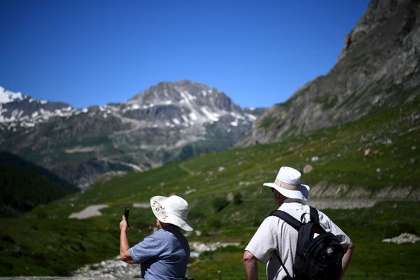 Des promeneurs au lac de l'Ouillette près de la station de Val d'Isère (Savoie) le 5 juillet 2020.