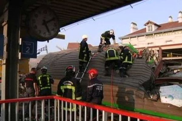 Les secours ont eu beaucoup de mal à extraire les victimes sous cet amas de tolle.