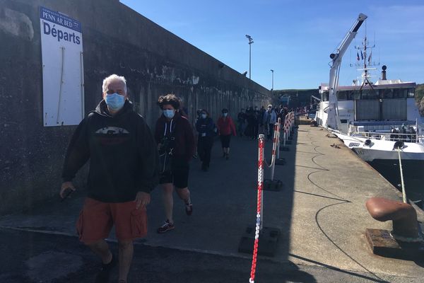 Débarquement des passagers sur Ouessant. L'été peut voir jusqu'à l'arrivée de 1000 personnes par jour.