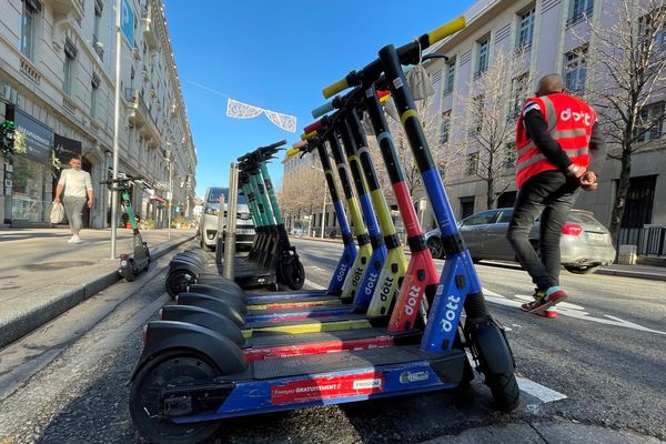 L'entreprise Dott équipera 200 trottinettes sur 2000 d'éthylotests sur la presqu'île entre 22h00 et 2h00 du matin.