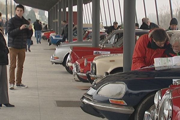 les 60 équipages au départ du 19e Raid des neiges vendredi Quai du Roi à Orléans (Loiret)