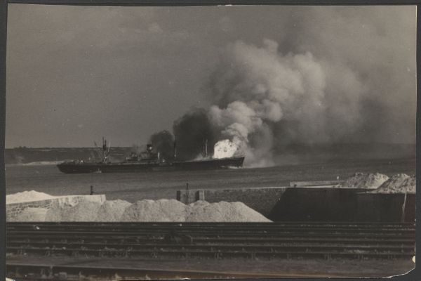 L'Ocean Liberty en 1947, en flammes, cinq minutes avant son explosion