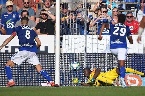 Le gardien de but rennais Edouard Mendy arrête le penalty tiré par le milieu strasbourgeois Jonas Martin au stade de la Meinau à Strasbourg - 25/08/2019