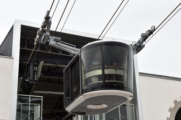 Un téléphérique doit relier les communes de l'ouest lyonnais au quartier de Gerland à Lyon fin 2025, avec l'ambition de transporter plus de 20 000 voyageurs par jour. 