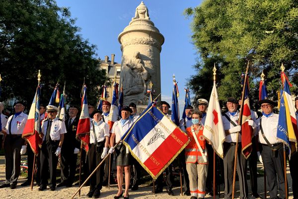 Anciens combattants et soignants au pied du monument en hommage aux infirmières, à Reims, le 13 juillet 2020. 