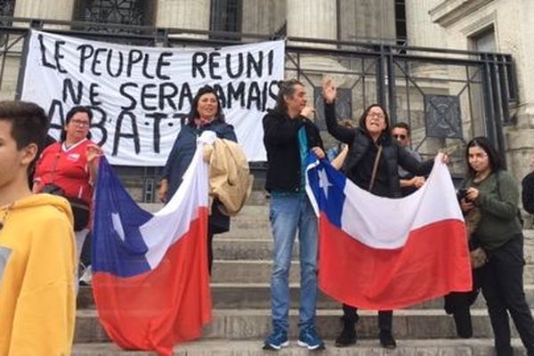 Les ressortissants chiliens se sont rassemblés devant les 24 colonnes contre le Président du Chili