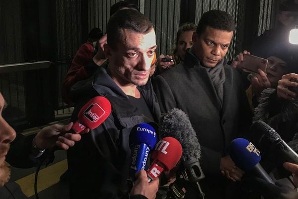 Pyotr Pavlenski et son avocat Yassine Bouzrou le 18 février 2020.