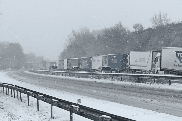 Les camions ont été mis à l’arrêt par les gendarmes sur l’A20 vendredi 9 février 2018 en raison des nombreuses chutes de neige