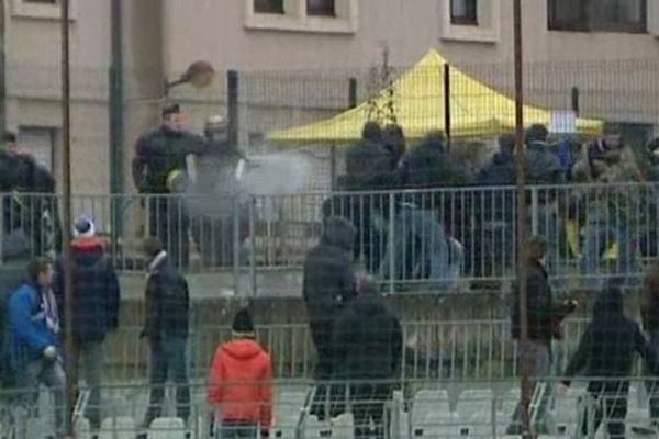 Rodez - bagarre dans les tribunes du stade entre supporters de Montpellier et policiers - 5 janvier 2014.