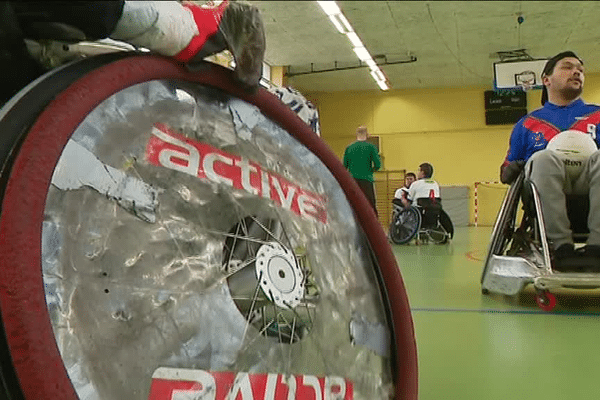 Des fauteuils spécifiques pour le rugby fauteuil. 