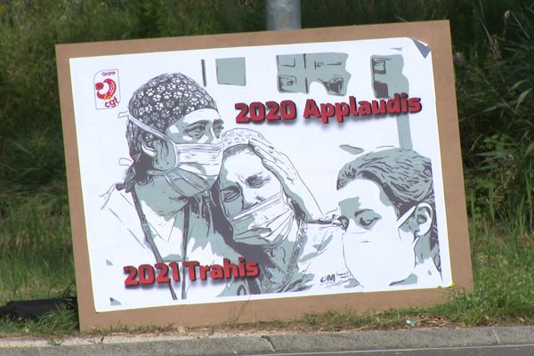 Après avoir été applaudis durant le premier confinement au printemps 2020, certains personnels hospitaliers de du GHPP dans la Drôme, se sentent trahis en 2021 avec l'obligation vaccinale. 