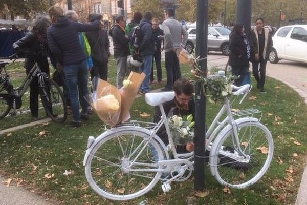 Un "vélo mémorial" en hommage à Manon, cycliste de 35 ans, tuée par un camion en plein centre-ville de Toulouse