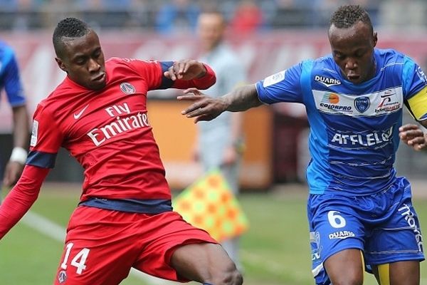 Le défenseur de Troyes Eloge Enza-Yamissi et le milieu de terrain Blaise Matuidi.