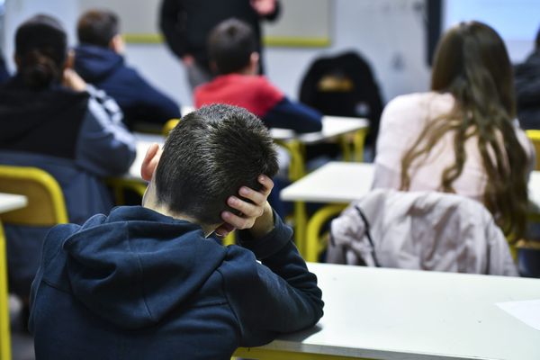 Des collégiens en salle de classe. Image d'illustration.