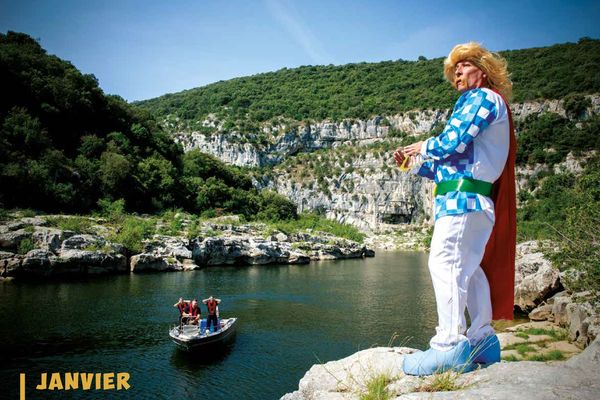 En janvier, Assurancetourix surplombe les gorges de l'Ardèche, pour le plus grand plaisir des oreilles des pompiers.