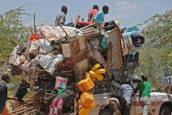 Réfugiés somaliens dont les abris de fortune faisaient partie des dizaines de maisons et échoppes détruites par des soldats agissant sous les ordres du gouvernement somalien. Camp de réfugiés de Sarkusta, sud de Mogadiscio, 4 mars 2015.