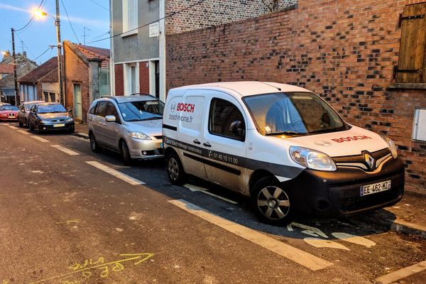 Voitures garées sur les pistes cyclables, rue Alfred Lemaire, à Amiens