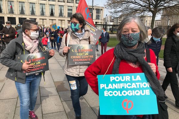 Dans les grandes villes de Normandie, des rassemblements ont eu lieu pour dénoncer le projet du gouvernement issu de la convention citoyenne pour le climat, examiné lundi 29 mars à l'Assemblée nationale, qui ne va pas assez loin, selon ses détracteurs.