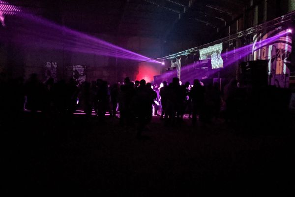 Le 1er janvier 2021, à Lieuron (35), une rave party réunissant environ 2 500 personnes a eu lieu dans des hangars, pour le réveillon du Nouvel An.