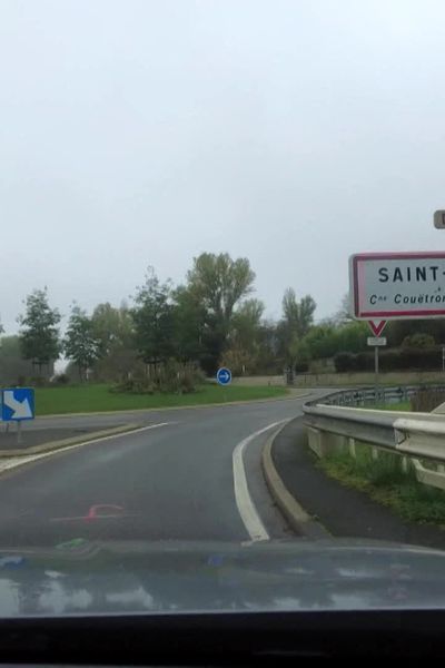 Le panneau d'entrée de la commune de Trôo a été remplacé par celui d'une autre commune du Loir-et-Cher.