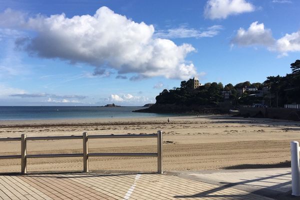 Petits nuages sur la plage à Saint-Quay-Portrieux (22)