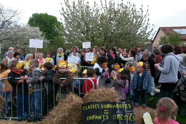 Blocage de l'école Marie-Curie de Châteauneuf-sur-Charente conter la suppression d'une classe.