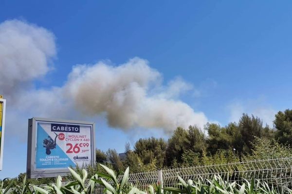 Le panache de fumée de l'incendie de la Garde, visible à plusieurs kilomètres.