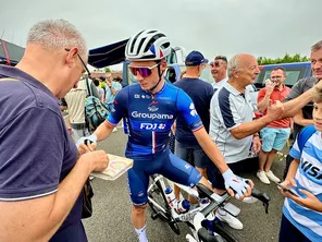 Valentin Madouas signe des autographes sur le départ du Tour du Limousin, le 13 août 2024, en Haute-Vienne.