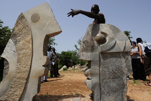 BURKINA FASO, Laongo. Un guide présente des sculptures en granit réalisées par des artistes du monde entier. Des corréziens vont y séjourner durant le mois de février 2013