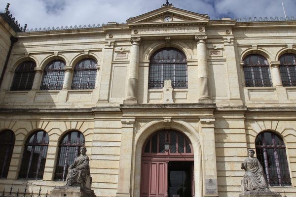 L'enseignant a été placé en garde à vue le mardi 12 mars avant d'être mis en examen pour agression sexuelle. 