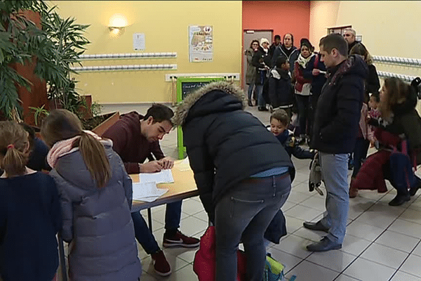 La file d'attente pour inscrire son enfant au service minimum d'accueil, ce mardi matin.