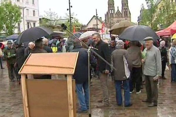 A Moulins, malgré la pluie, près de 150 personnes ont participé au traditionnel défilé du 1er mai.