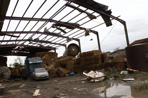 Le passage de la tornade dans le petit village de Migron (17)