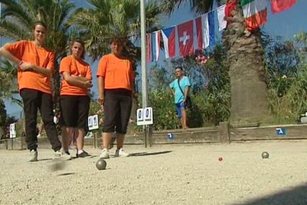 L'équipe féminine de pétanque française en orange.