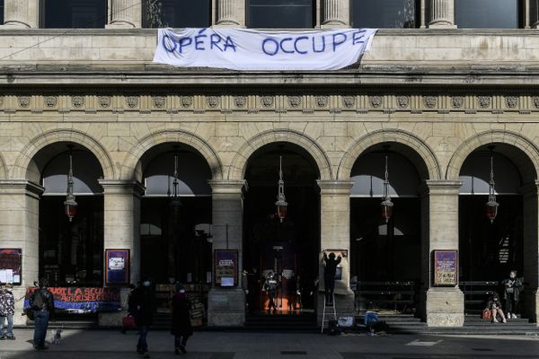 Dans un communiqué, le directeur de l'Opéra de Lyon et ceux de trois autres institutions craignent que la culture ne soit "sacrifiée par ceux mêmes qui défendaient à nos côtés son caractère essentiel".