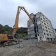 Destruction à la pelle, jusqu'à fin mars de cette tour du quartier des Liserons à Nice.