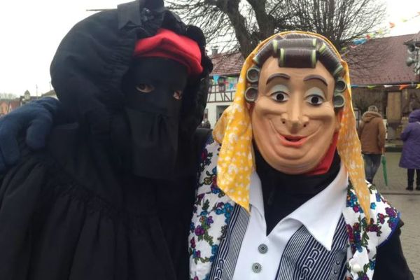 Souvenir de la 40e édition en 2016 : les "grands-mères" sont les personnages emblématiques du carnaval de Mothern.