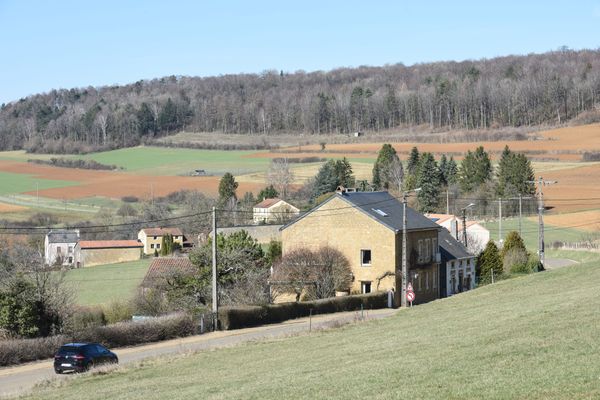 Une maison à la campagne avec beaucoup de terrain autour. le rêve des citadins qui ont vécu le confinement