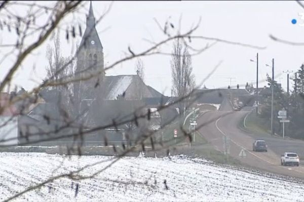 A 61 kms de Paris en voiture et à 3/4 h en train de Paris-Austerlitz, le bourg de Monnerville se situe au Sud-Ouest de Paris dans le département de l'Essonne en région Île-de-France. Ses habitants sont appelés les Monnervillois et monnervilloises.