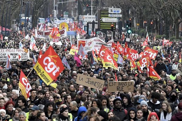 Le 5 février, près de 10 000 personnes défilaient dans les rues de Toulouse dans le cadre de la journée de grève générale. 