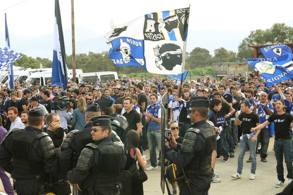 Les supporters bastiais arrivent à Ajaccio pour le derby, le 21 octobre 2012.