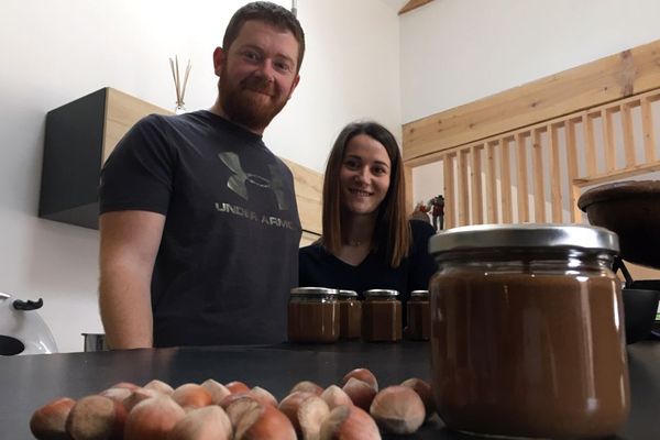 A Ebreuil (Allier), après s'être lancé dans la culture de noisettes, une première en Auvergne, l'agriculteur Nicolas Perrin souhaite maintenant fabriquer la première pâte à tartiner auvergnate.