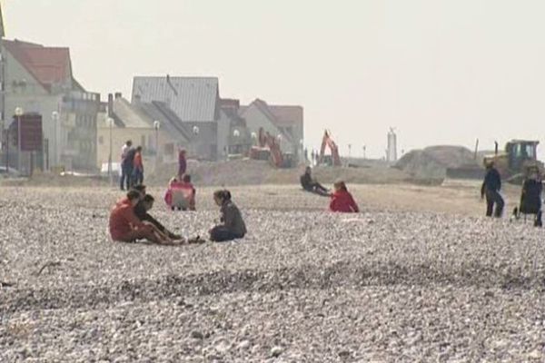 Cayeux-sur-Mer : tractopelles et trouristes cohabitent durant les vacances