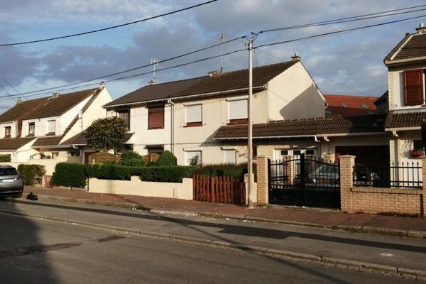 L'octogénaire a été violemment agressée chez elle, dans cette rue calme de Calais, par deux individus.